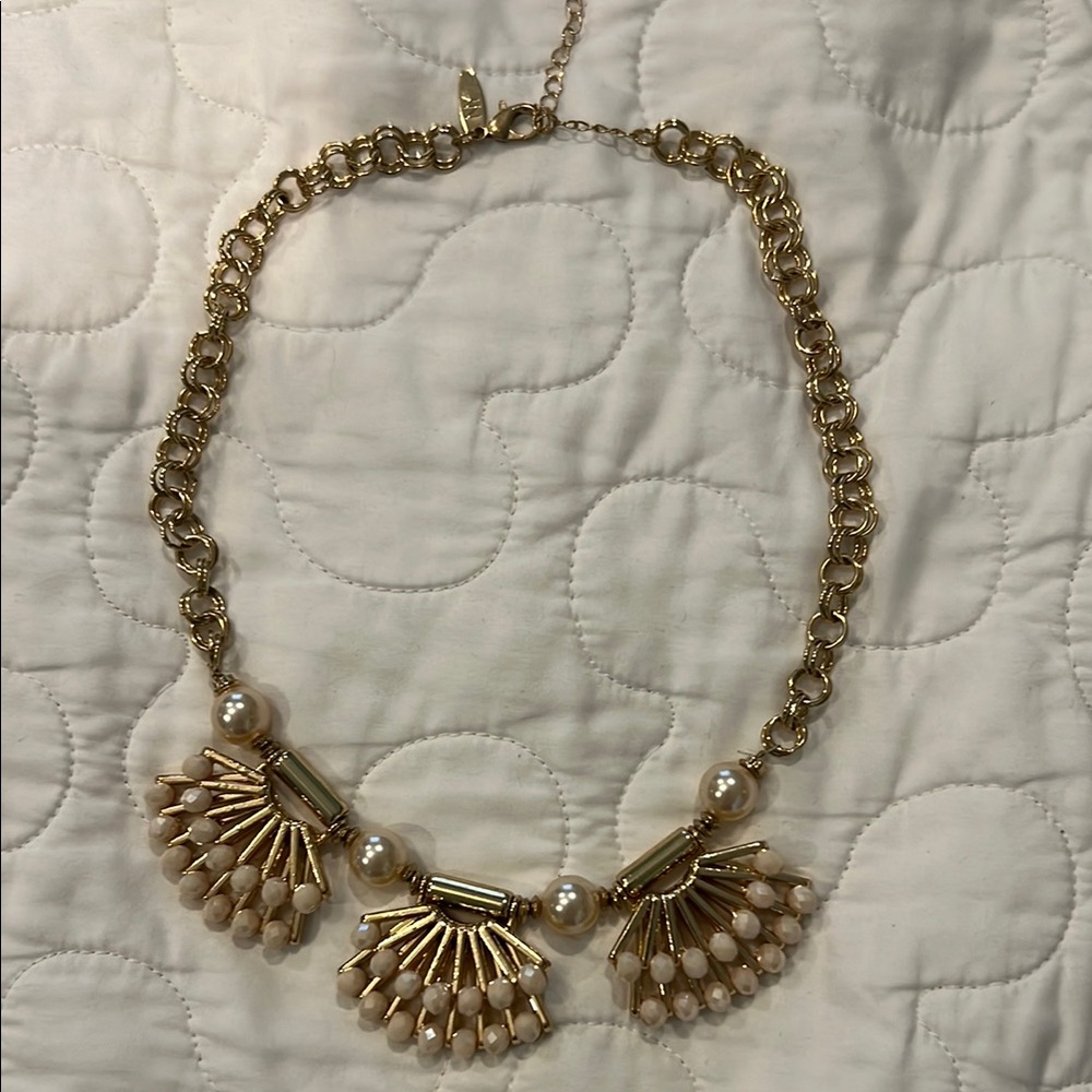 Elegant Gold and Pearl Necklace